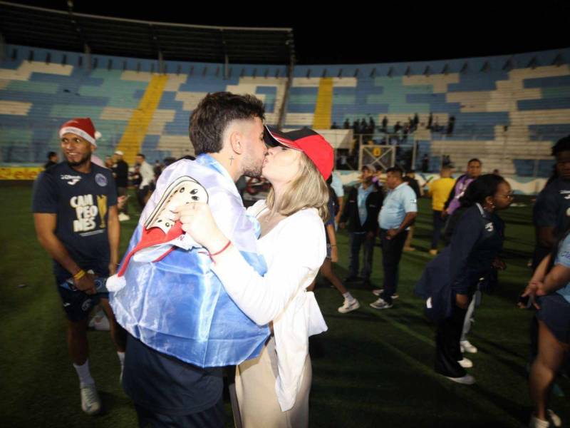 La bella modelo y el jugador argentino fueron captados fundidos en un apasionado beso por la cámara de EL HERALDO.