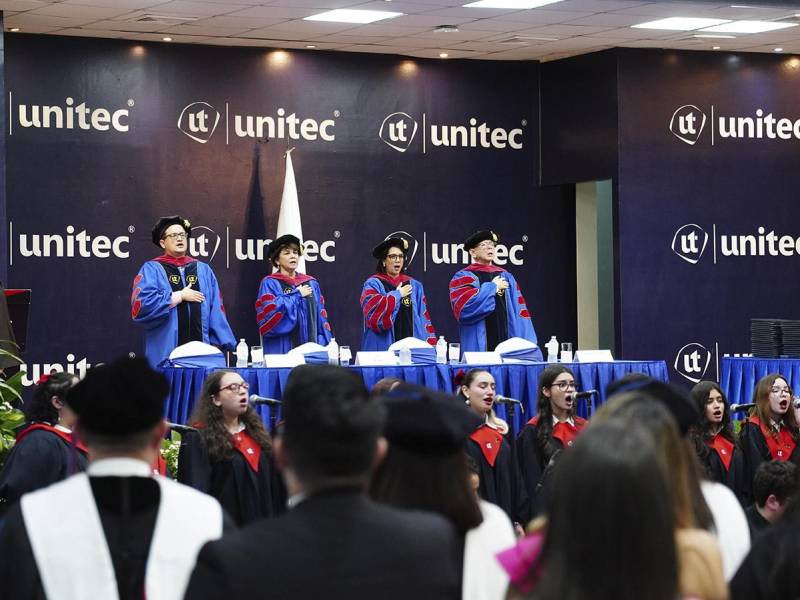 Autoridades de CEUTEC e invitados especiales realizaron la última ceremonia de graduación de 2024.