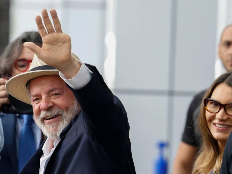 El presidente brasileño Lula da Silva saluda a la gente en el Hospital Sirio Libanés este domingo, en Sao Paulo (Brasil), tras ser dado de alta.