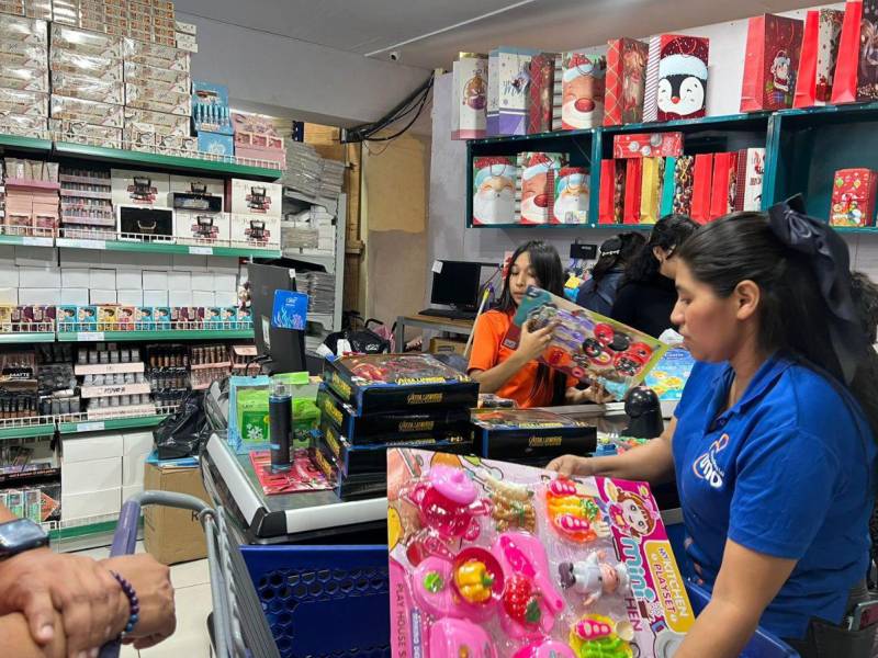 Importadora La UNO donó 500 juguetes para los pequeños necesitados del Distrito Central.