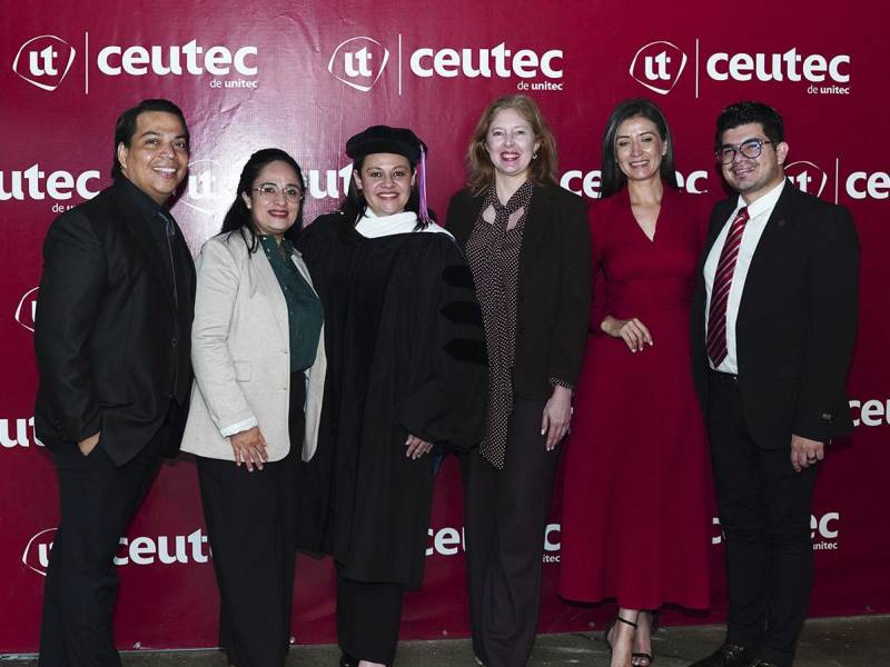 La doctora Jessy Ayestas, Directora de CEUTEC, junto a invitados especiales a la ceremonia de graduación.