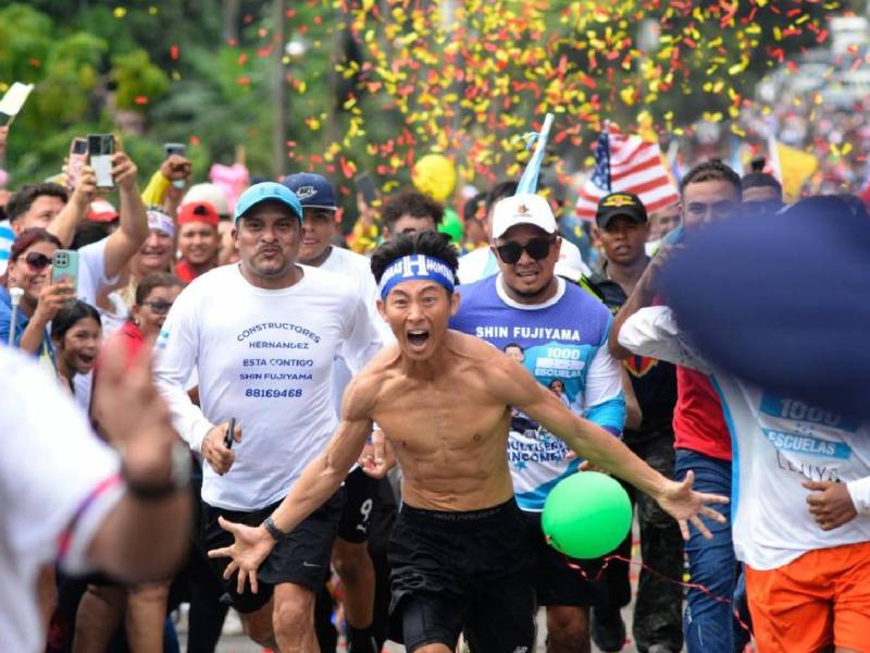 El influencer japonés Shin Fujiyama fue recibido hoy por miles de personas en la ciudad de El Progreso, Yoro, en su último trayecto de su reto de correr 3,000 km para recaudar fondos por la educación hondureña.