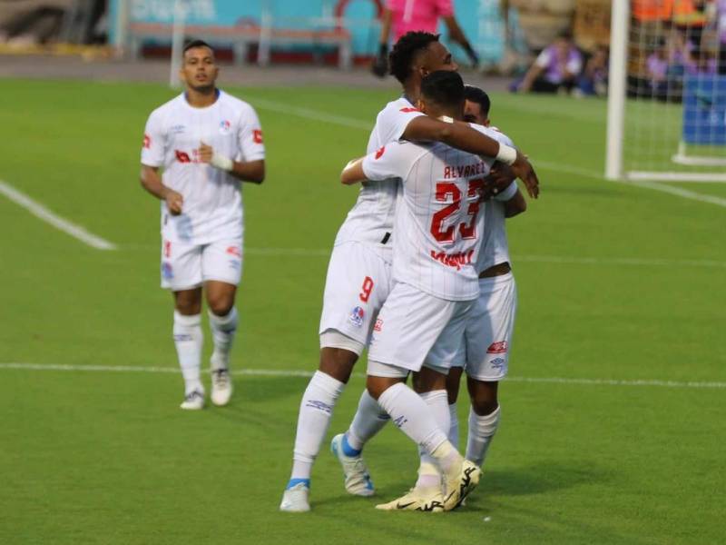 Olimpia ya juega ante Victoria en el estadio Nacional Chelato Uclés.