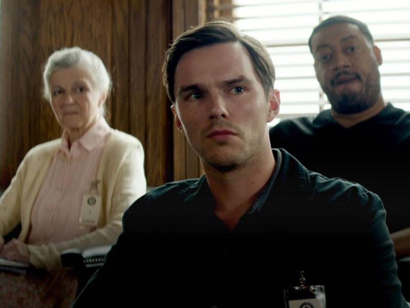 La película, protagonizada por Nicholas Hoult, se centra en un jurado que enfrenta un dilema ético durante un juicio por homicidio.