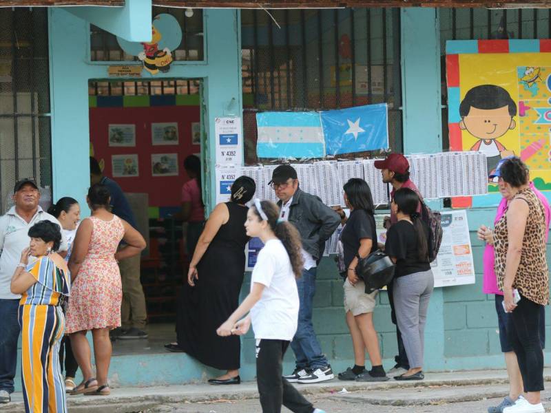 Muchos ciudadanos en Tegucigalpa seguían esperando las maletas electorales pasadas las 6:00 PM.