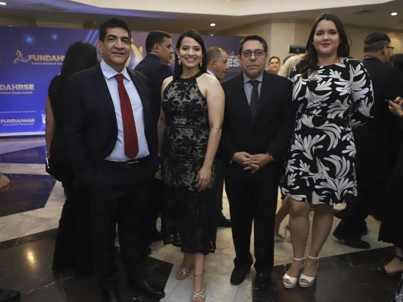 Ejecutivos de Cenosa durante la ceremonia de entrega del Sello Fundahrse.