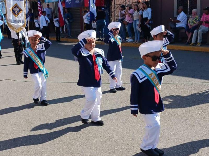 Los jardines de niños desfilan el 13 de septiembre.