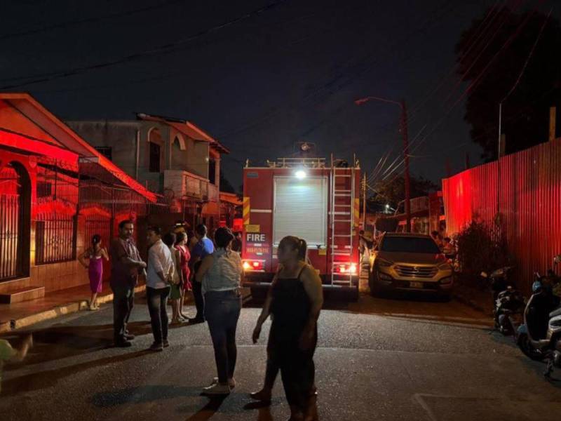 El Cuerpo de Bomberos llegó al lugar del incendio para controlar el fuego.