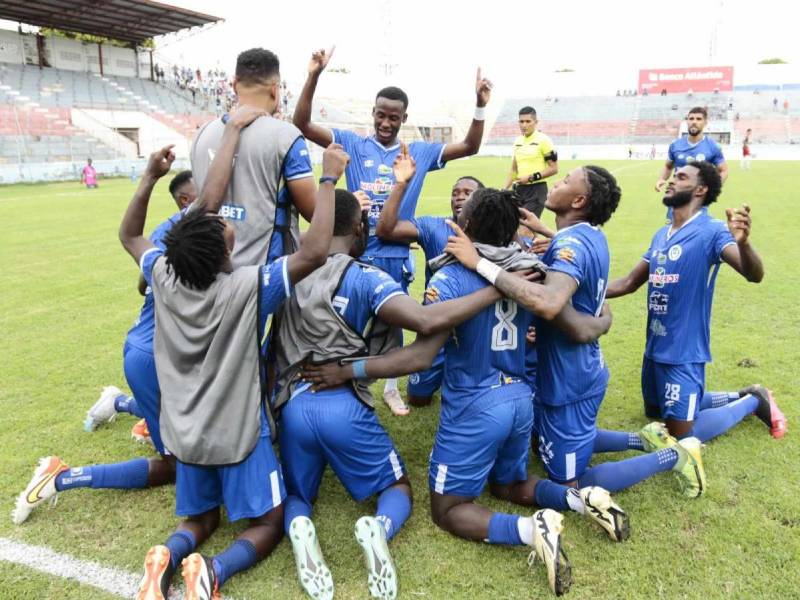 Victoria ganó 2-0 con goles de McKenzie y ‘Virus’ Martínez en La Ceiba.