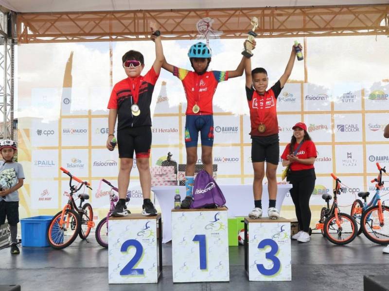 Los ganadores de la categoría masculina de 9-10 años en la Vuelta Ciclística de EL HERALDO.