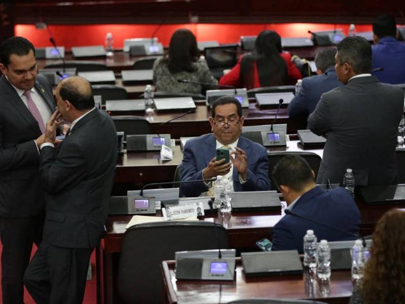 Con sus teléfonos móviles pegados a la oreja o muy atentos a lo que su vecino de curul les decía, fueron captados varios diputados esta noche en la segunda sesión parlamentaria de esta cuarta legislatura. Aquí los curiosos momentos captados por la lente del fotorreportero de EL HERALDO.