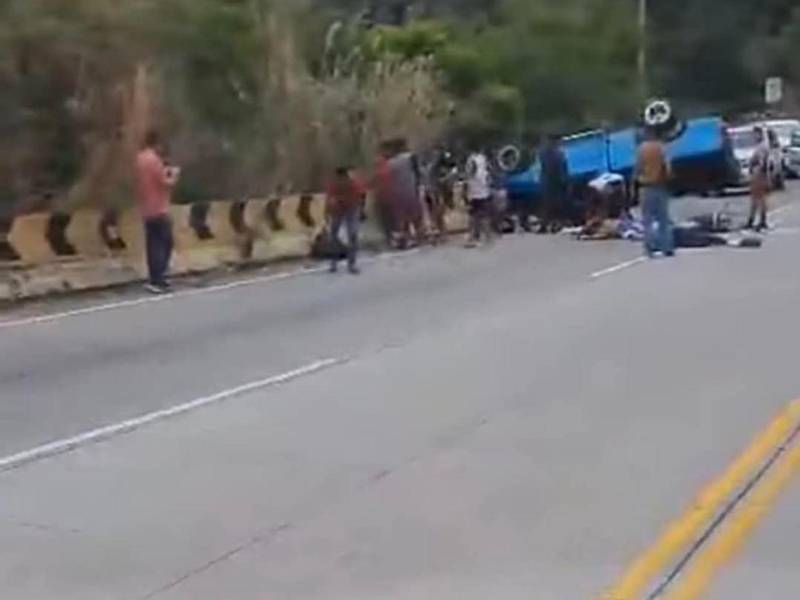 El percance ocurrió en el kilómetro 56 de la carretera CA-5, donde ocho de diez personas abordo del vehículo resultaron heridas, teniendo que ser trasladadas al Hospital Escuela.