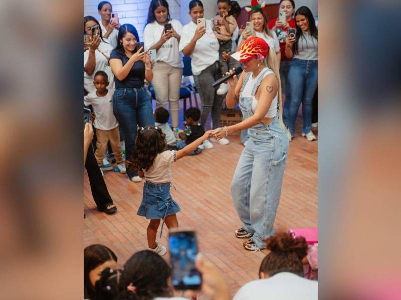 La artista también realizó una presentación musical para los niños y adolescentes.