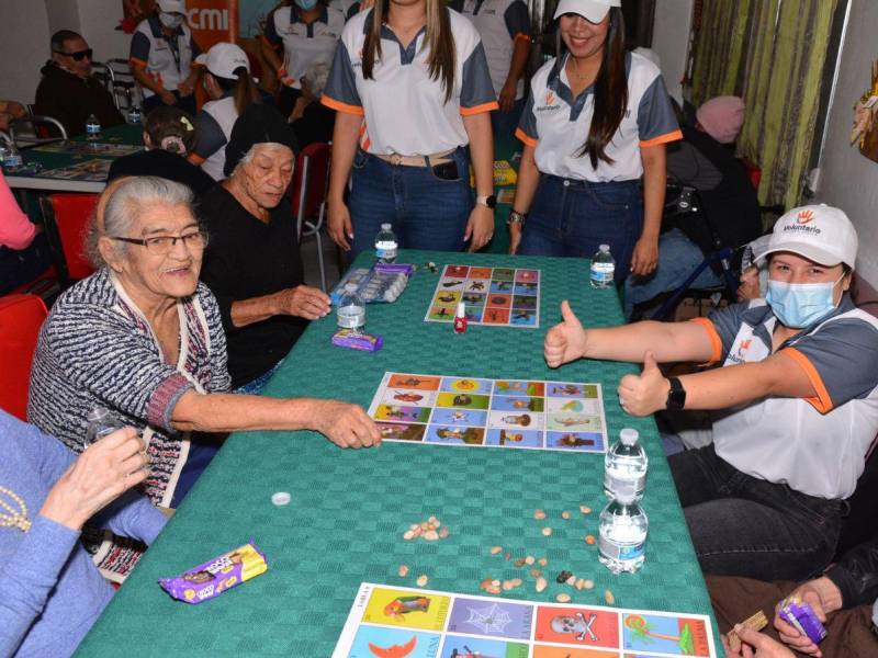 Convivencia navideña de los voluntarios de CMI en el Hogar para Ancianos María Eugenia en Tegucigalpa, actividad realizada con el apoyo de la Asociación Hondureña al Servicio del Adulto Mayor (AHSAM).