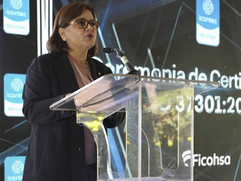 Lilia Zelaya, Vicepresidente Cumplimiento Ficohsa, agradece el esfuerzo colectivo de los colaboradores durante la ceremonia de certificación.