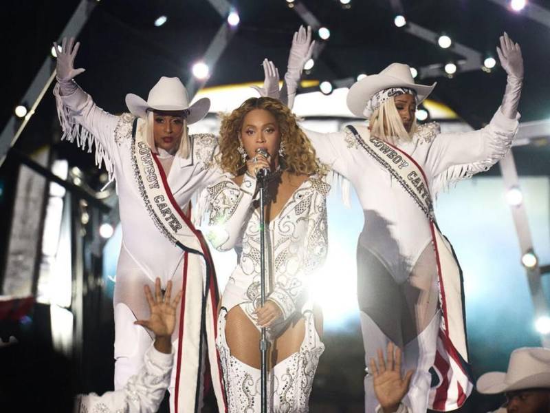 Beyoncé deslumbró en el espectáculo de medio tiempo de la NFL con el estreno en vivo de su proyecto “Cowboy Carter”.