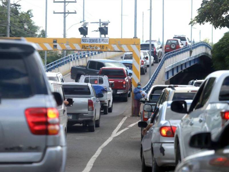 Desde tempranas horas del día se han registrado largas filas de espera provocadas por el trafico en la capital.