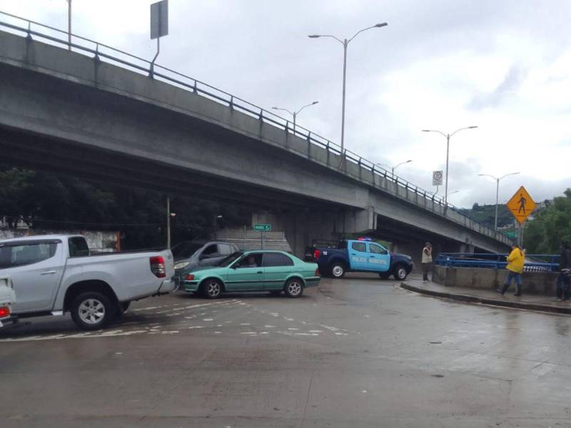 Los accesos a la vía rápida fueron cerrados debido a la amenazada de desbordamiento del río en esta zona de Comayagüela.