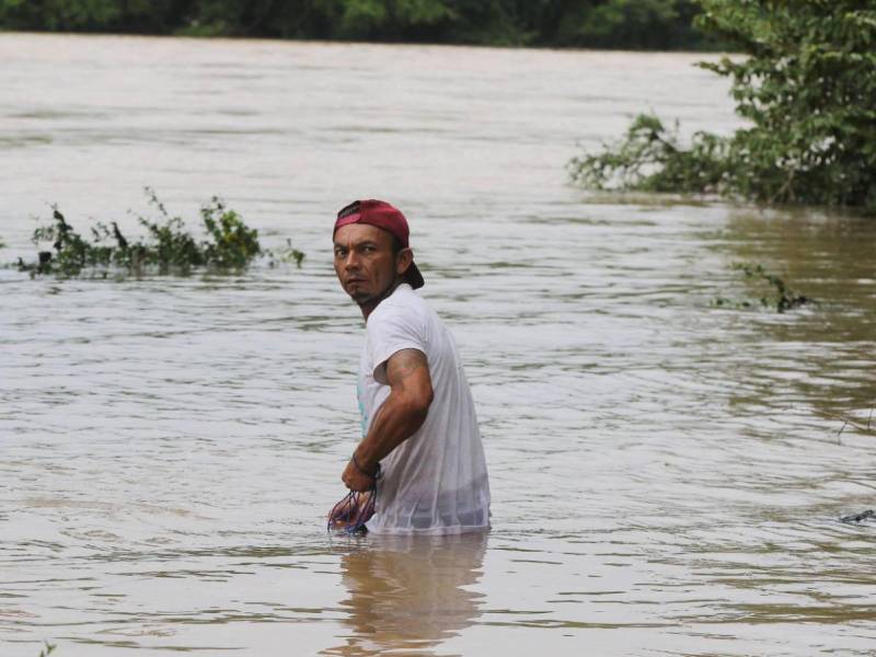 Con el agua a las caderas quedaron en Alianza tras el desbordamiento del río Goascorán.