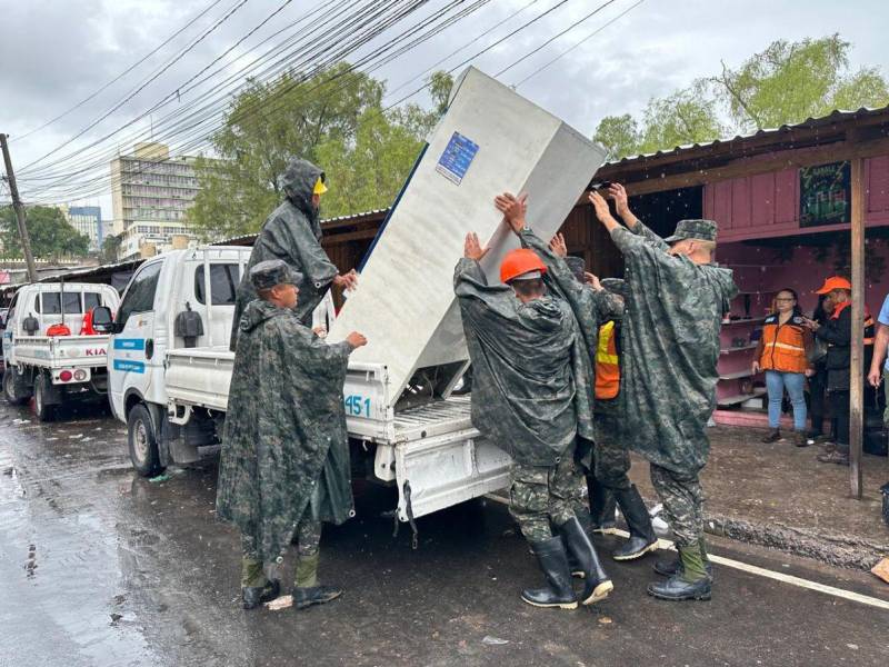 Los vendedores del mercado Primera Avenida evacúan sus productos con apoyo de elementos de las Fuerzas Armadas ante la amenaza del río Choluteca.