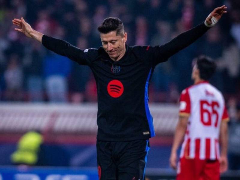 Robert Lewandowski contribuyó con un doblete en la victoria de 5 a 2 del Barcelona contra el Estrella Roja jugando como visitante.