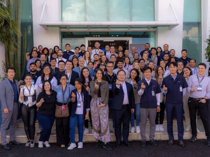 Medios de comunicación, creadores de contenido y equipo de Samsung, en la foto grupal posterior al recorrido por la fábrica.