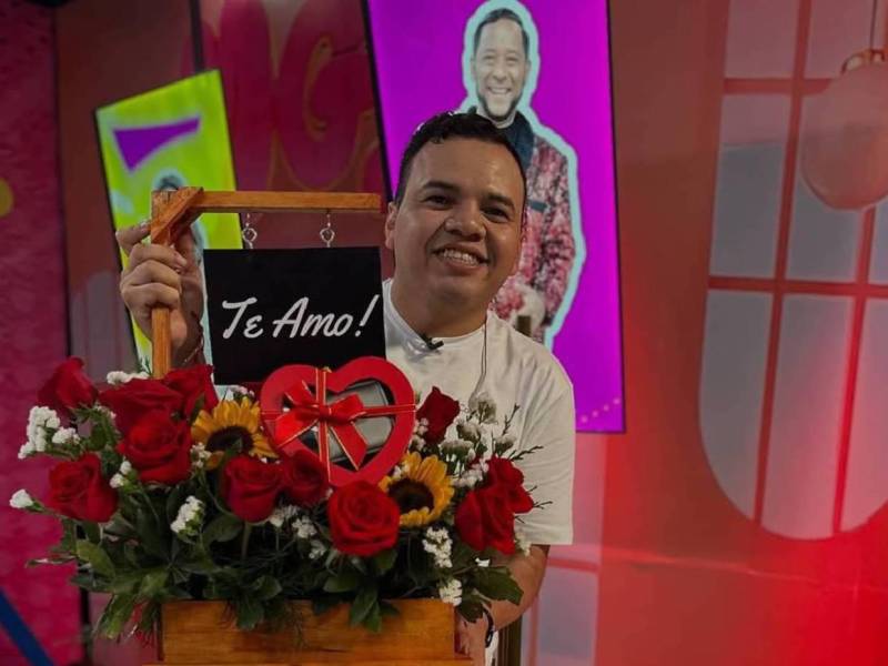 Presentador hondureño ha causado revuelo al confesar que un futbolista le envió un ramo de flores.