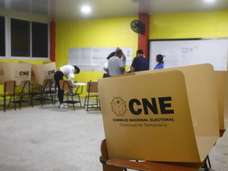 En muchas escuelas del Distrito Central las urnas se abrieron hasta 10 horas después de inauguradas las elecciones por el atraso en la entrega de maletas electorales.