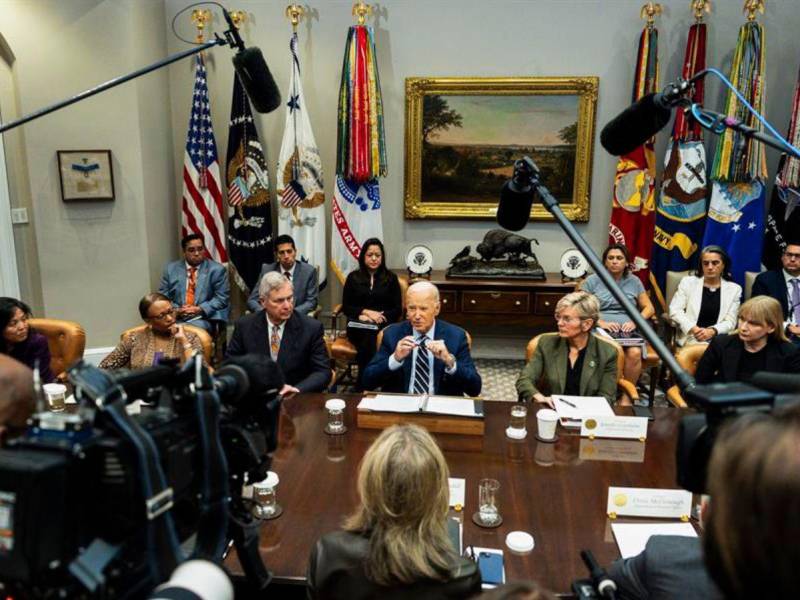 El presidente Joe Biden habla durante una actualización sobre la respuesta federal a los huracanes Helene y Milton, en la Sala Roosevelt de la Casa Blanca en Washington.