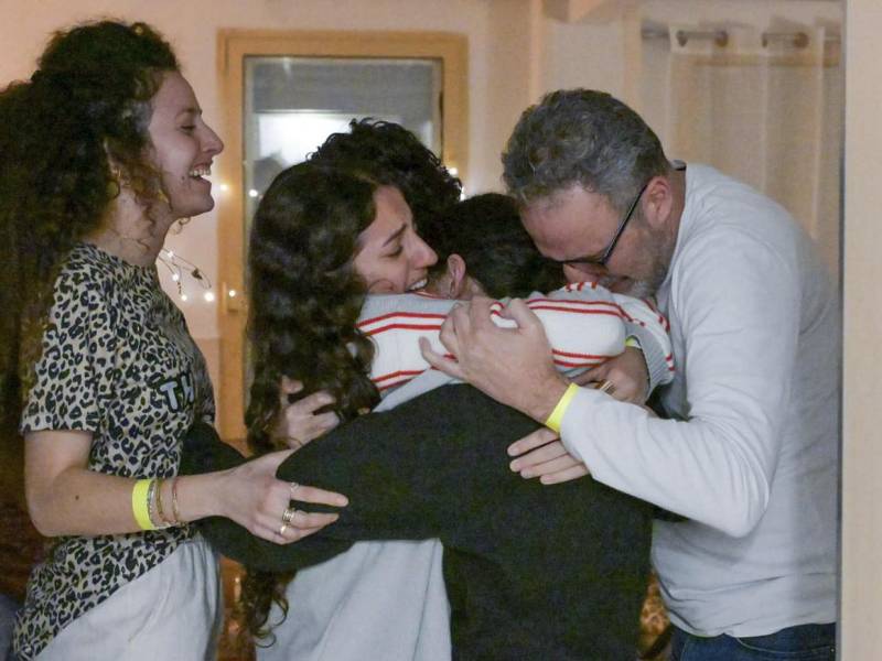 Las tres rehenes liberadas por Hamás -Emily Damari, Doron Steinbrecher y Romi Gonen- ya se encuentran en territorio israelí en manos del Ejército y junto a sus familias, un reencuentro que parecía imposible después de 15 meses secuestradas. A continuación las imágenes que dejó el emotivo e histórico momento.