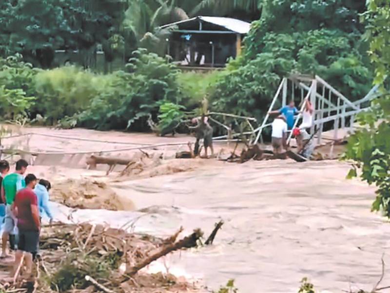 La crecida del río Hato hizo sucumbir el puente dejando incomunicados varios sectores con Jamastrán.