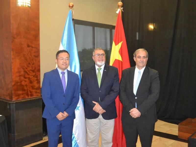 El representante de CCPIT México, Shi Xiaochu; el ministro de Desarrollo Económico, Fredis Cerrato; y el presidente de la Cámara de Comercio e Industrias de Cortés (CCIC), Karim Qubain, ofrecieron una conferencia de prensa para anunciar la primera exposición comercial de China en San Pedro Sula.