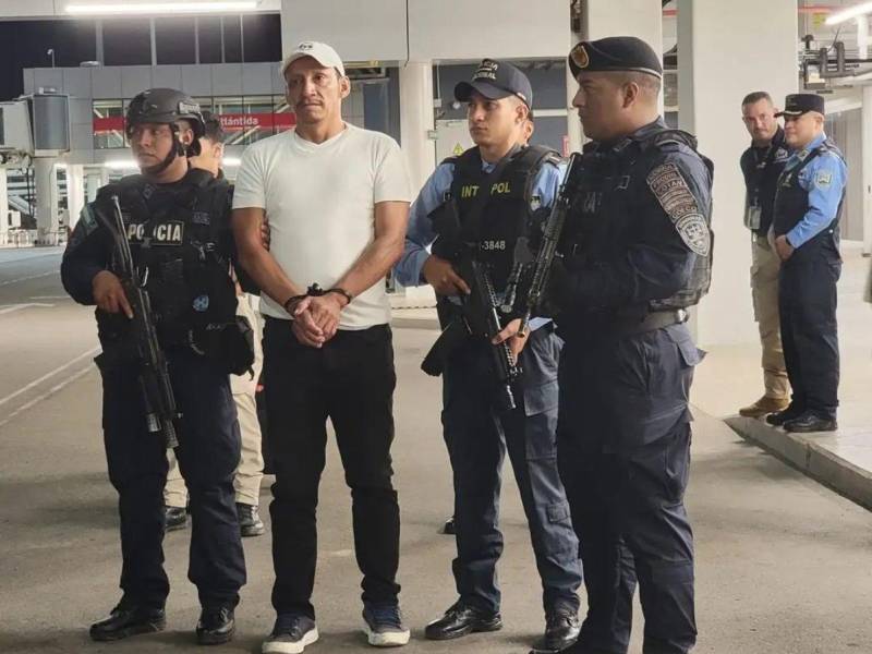 Momento que el extraditable Sergio González Bobadilla esperaba el vuelo para salir rumbo a Costa Rica.