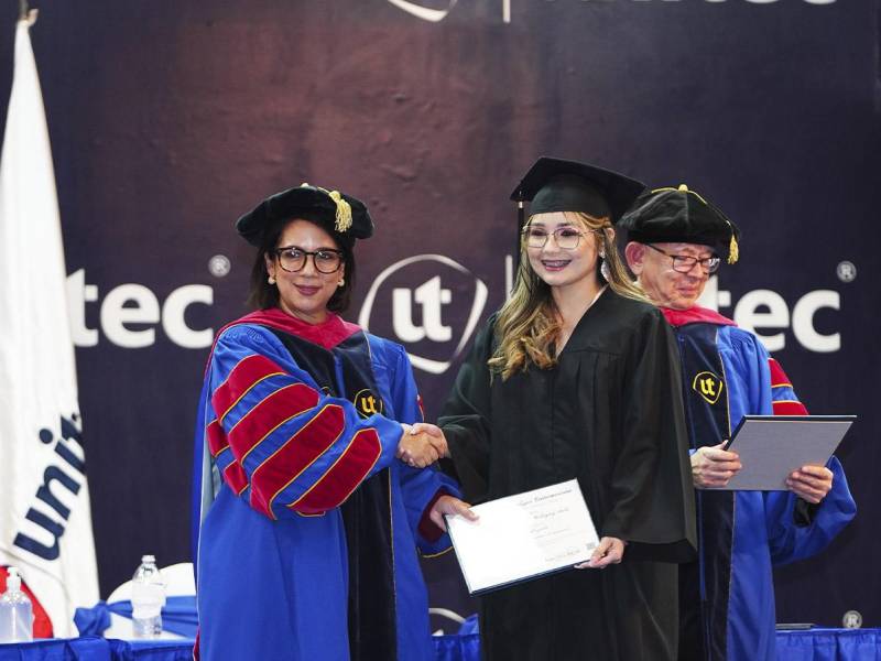 La Presidente Ejecutiva y Rectora de CEUTEC, Rosalpina Rodríguez, dijo sentirse orgullosa de esta institución por entregarle al país nuevos profesionales.