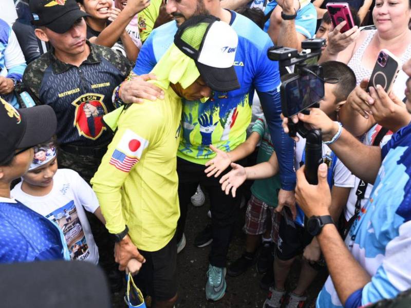 Rodeado del calor de su gente, el influencer japonés radicado en el norte de Honduras, fue recibido por cientos de personas a su llegada a San Pedro Sula, una de las últimas paradas antes de cumplir su reto de correr 3,000 kilómetros desde la frontera de México y Estados Unidos hasta El Progreso, Yoro, Honduras.