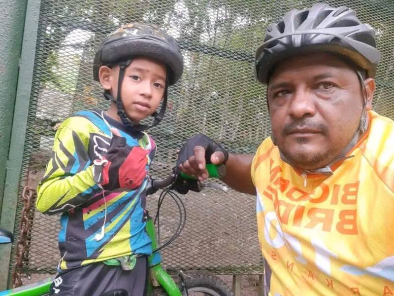 El campeón nacional en compañía de su padre, José Palma, quien también es ciclista y suele participar en la Vuelta de adultos de Diario EL HERALDO.