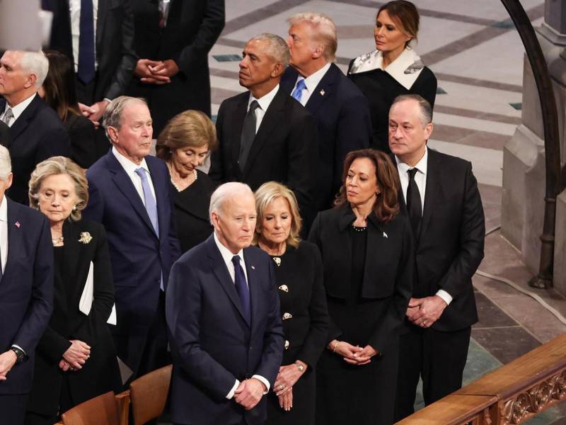 El presidente electo de Estados Unidos, Donald Trump, mostró este jueves sintonía con el expresidente Barack Obama (2009-2017) y se reencontró con su rival en las elecciones, la vicepresidenta Kamala Harris, durante el funeral de Estado del exmandatario Jimmy Carter (1977-1981), fallecido a los 100 años. En la jornada luctuosa estuvieron presentes los Clinton, los Biden y los Bush.