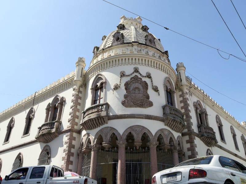 Esta edificación, construida en el siglo XX, fue la sede del Poder Ejecutivo hasta 1992. Su arquitectura colonial y sus jardines son representativos de la época. En la actualidad es un lugar de referencia histórica y arquitectónica que sirve como centro cultural y alberga exposiciones como las del Museo de La Memoria.