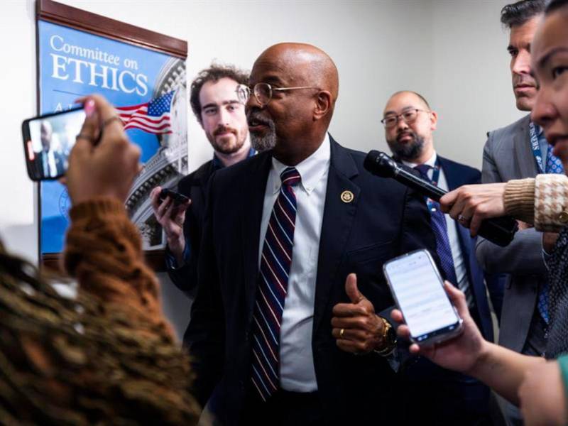 El representante demócrata de Maryland Glenn Ivey (c) llega a una reunión del comité para determinar si se debe publicar su informe sobre las acusaciones de que el excongresista de Florida Matt Gaetz participó en conducta sexual inapropiada.