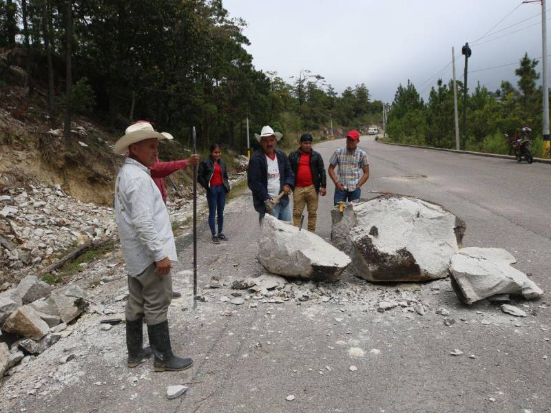 Este grupo de habitantes del Corredor Lenca, estaba quitando una enorme roca cerca del municipio de San Miguelito,