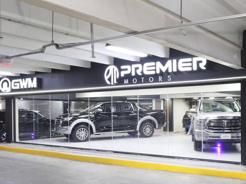 Vista del moderno showroom de Premier Motors en Multiplaza, diseñado para brindar una experiencia única.