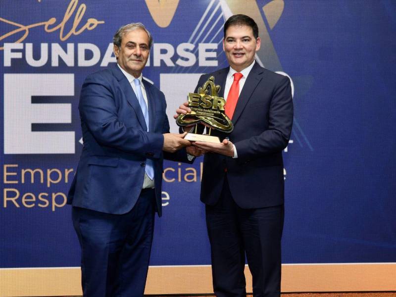 Carlos Girón recibió el premio de Banco Atlántida.