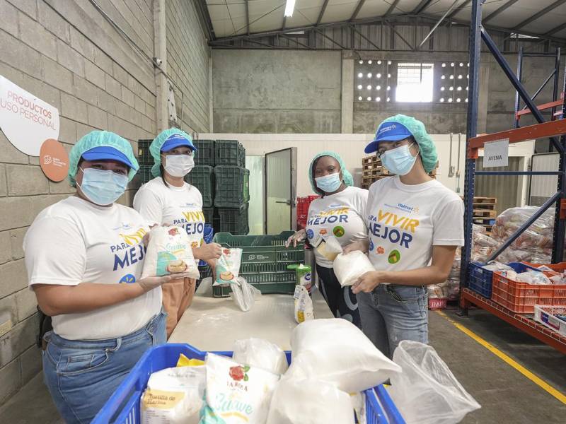 Voluntarios de Walmart clasificando productos en el Banco de Alimentos.