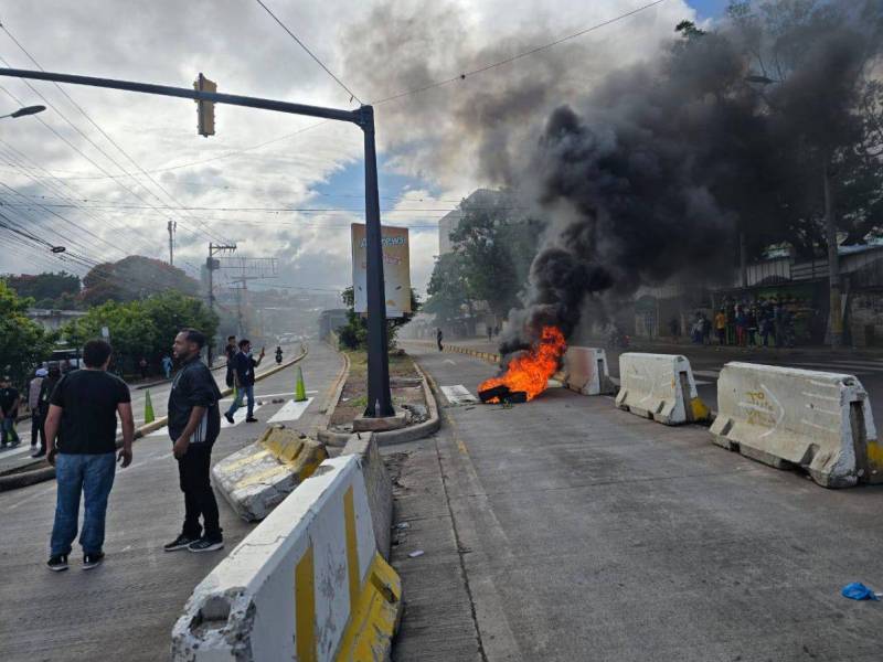 Continúan las protestas en el Hospital Escuela, solo 150 empleados recibieron pago