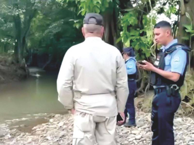 La Policía Nacional y los bomberos llegaron al lugar para realizar el procedimiento legal.