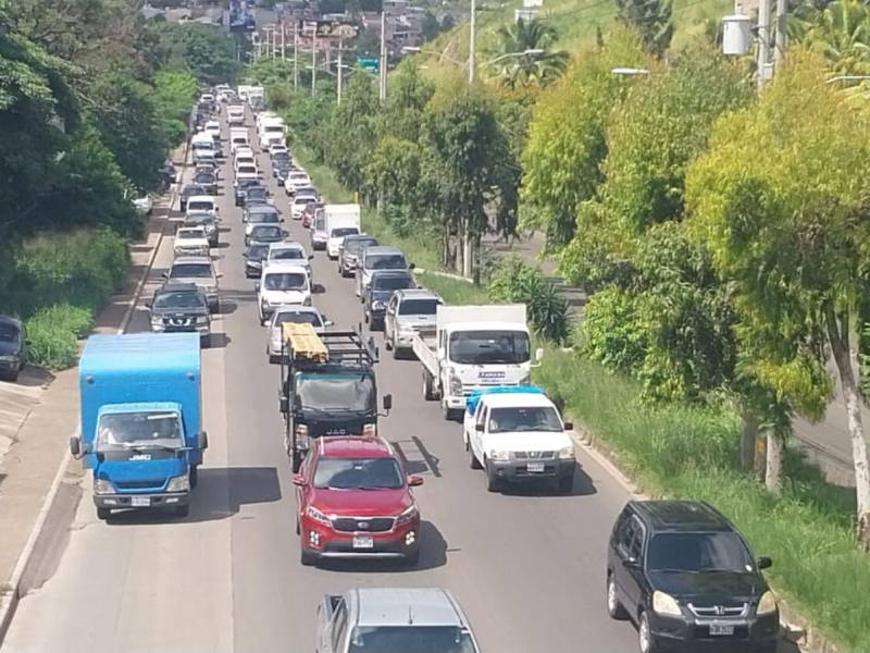 El cierre del bulevar Suyapa ha causado un tráfico infernal en la capital. Su cierre se debe a los preparativos para el gran carnaval de Tegucigalpa que se llevará a cabo el próximo 28 de septiembre. Aquí las imágenes de las enormes filas de vehículos que estuvieron paralizados por varias horas.