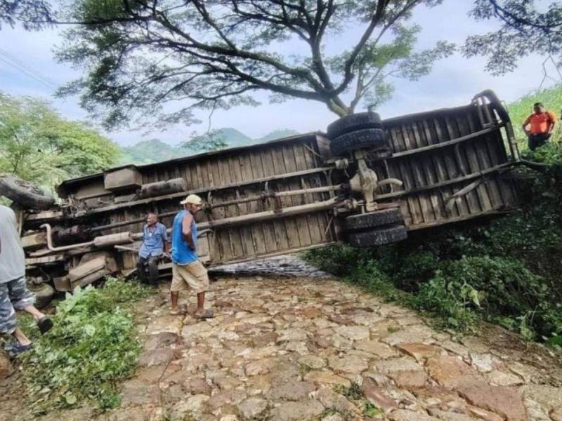 Al menos 10 heridos tras volcamiento de bus en el Corpus, Choluteca