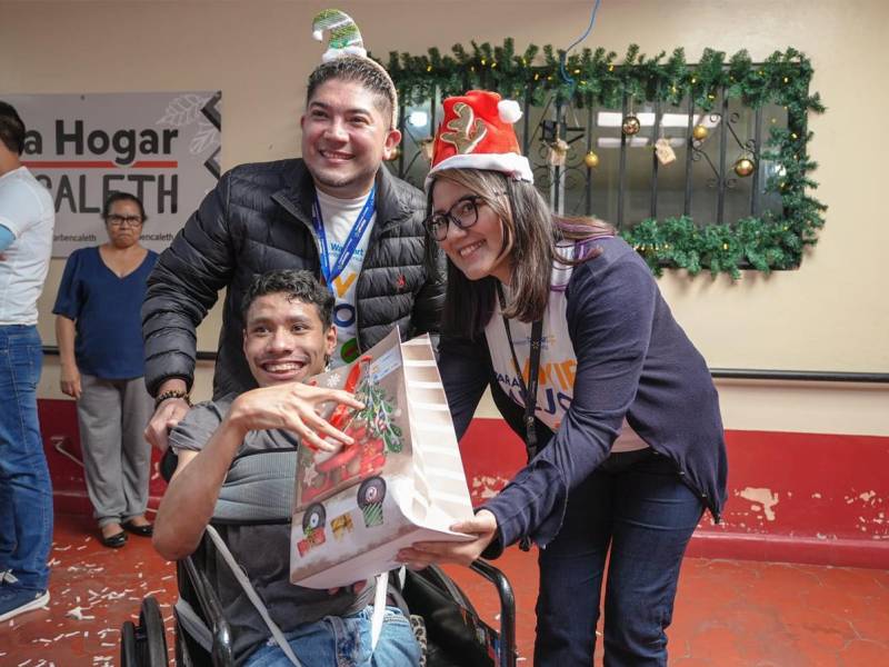 Un momento lleno de sonrisas: los niños disfrutaron del espectáculo mágico llevado por los voluntarios.