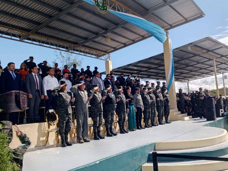 La ceremonia de traspaso la encabeza la ministra de Defensa, Rixi Moncada, y el jefe del Estado Mayor Conjunto de las Fuerzas Armadas, Roosevelt Hernández Aguilar.