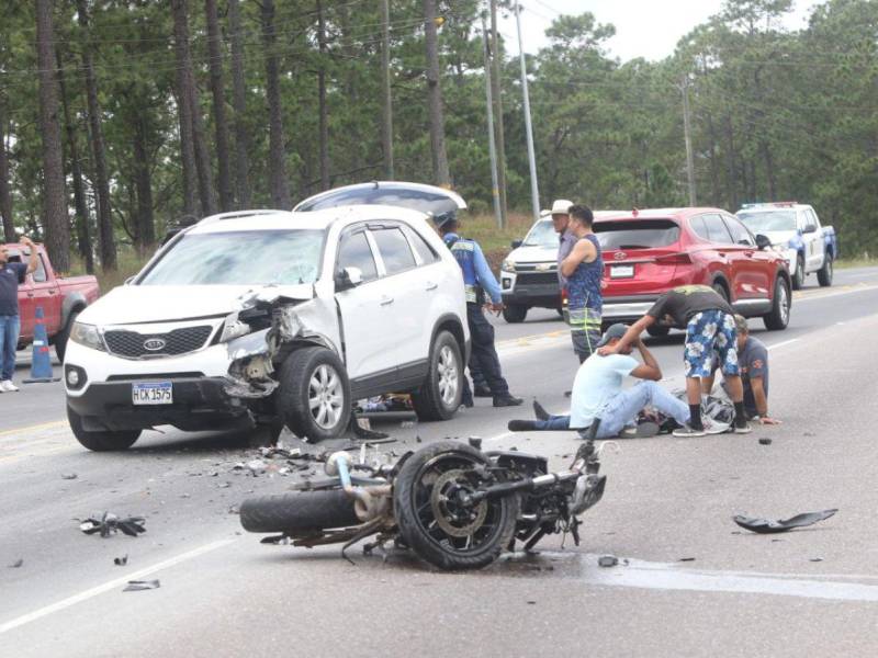 Dos jóvenes, identificados como Merlin y Carlos, fallecieron este lunes en un accidente vial en el kilómetro 35 de la carretera CA-5 Norte, cerca del desvío hacia la aldea Las Moras, en Zambrano.